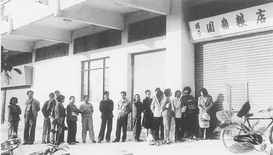  1984年深圳取消粮油额定供应，人们在园岭粮店排队购粮（深圳博物馆供图）