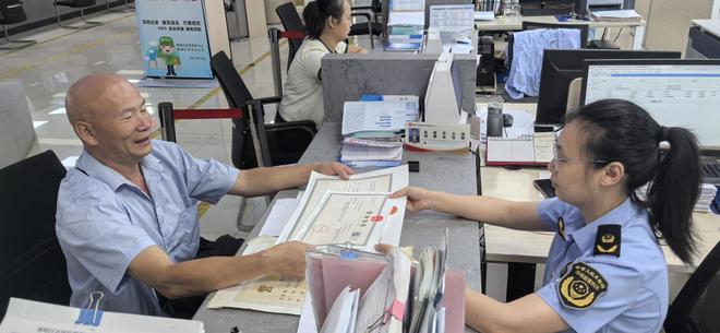 高效办成一件事 ｜｜ 雁峰区首张“个转企”营业执照“来”了！